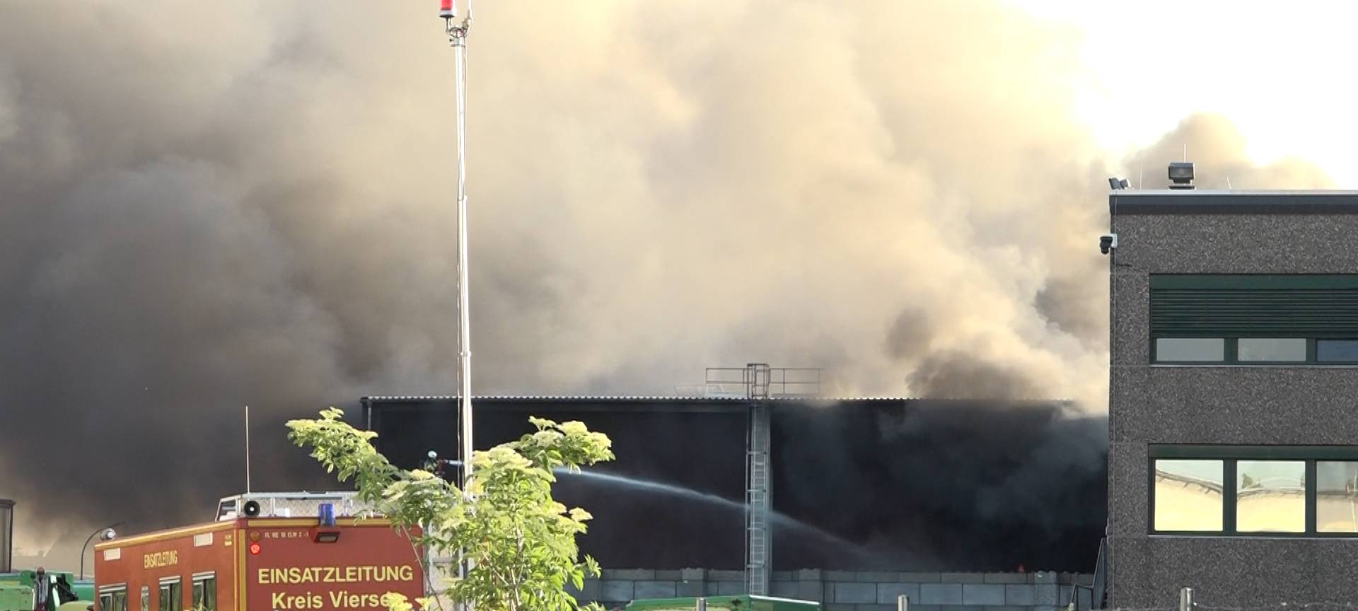 News Ticker: Brand am Wertstoffhof in Kempen