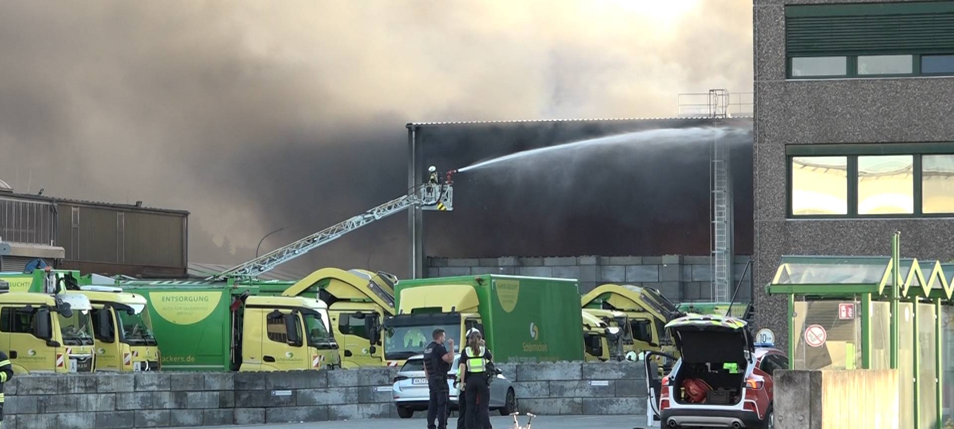 News Ticker: Brand am Wertstoffhof in Kempen