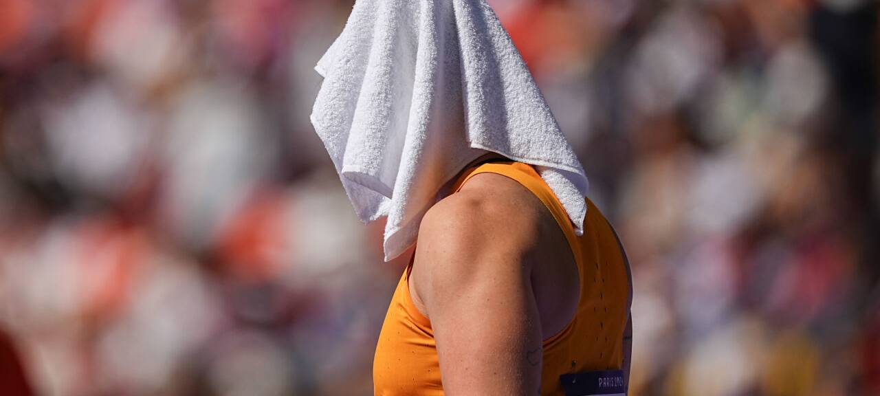 Olympia, Paris 2024, Leichtathletik, Stade de France, Kugelstoß, Frauen, Qualifikation, Alina Kenzel aus Deutschland bedeckt ihren Kopf mit einem Handtuch gegen die Hitze.