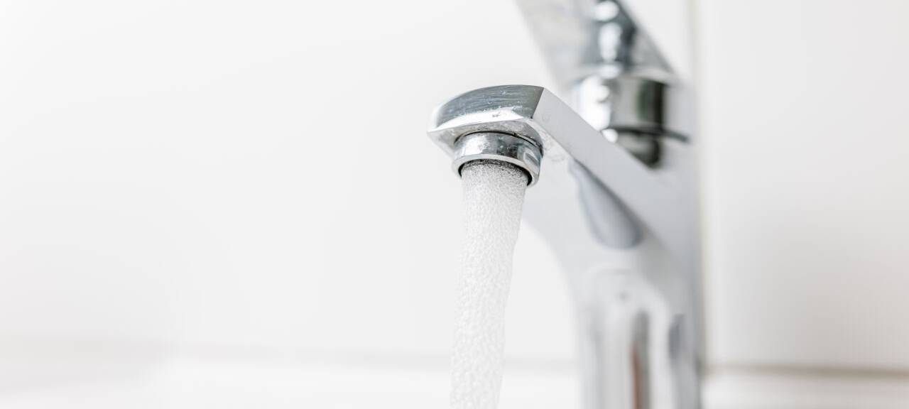 Wasser läuft aus einem Wasserhahn.