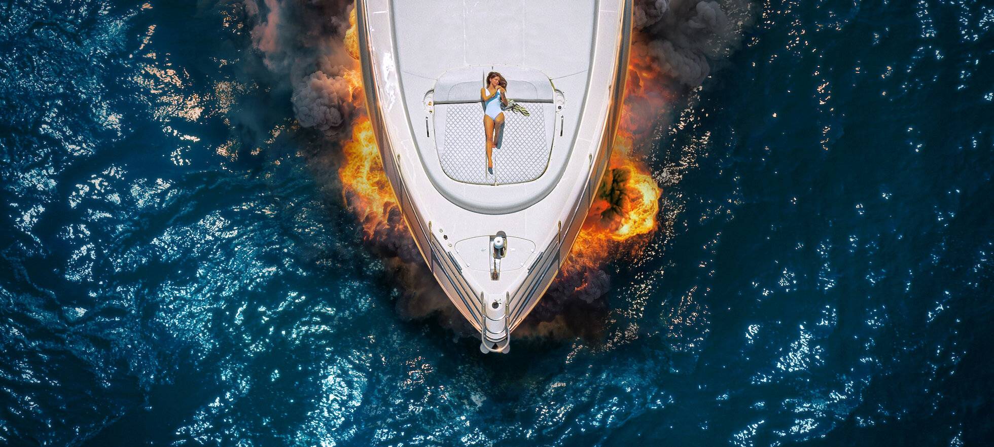 Die Yacht explodiert, doch sie überlebt.