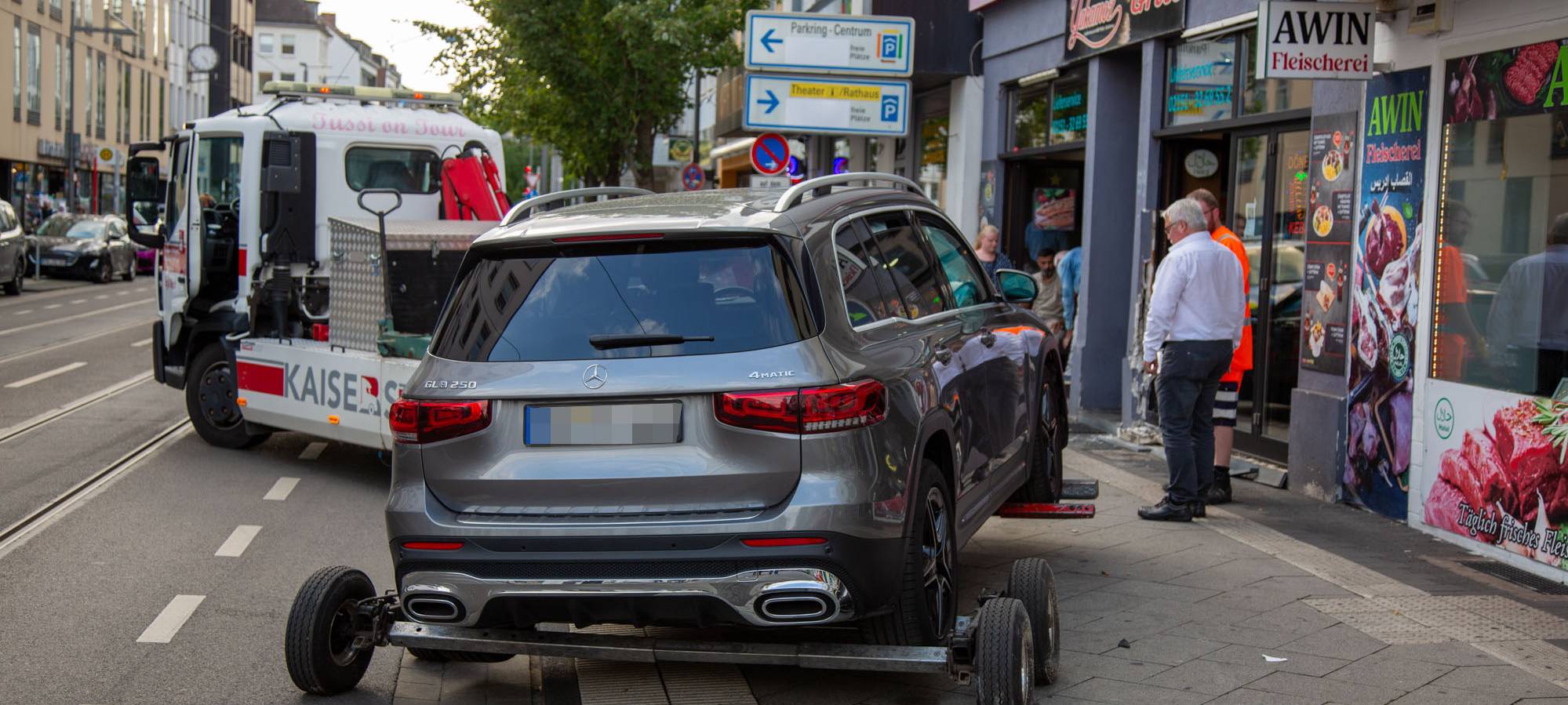Krefeld: Auto fährt in Dönerladen