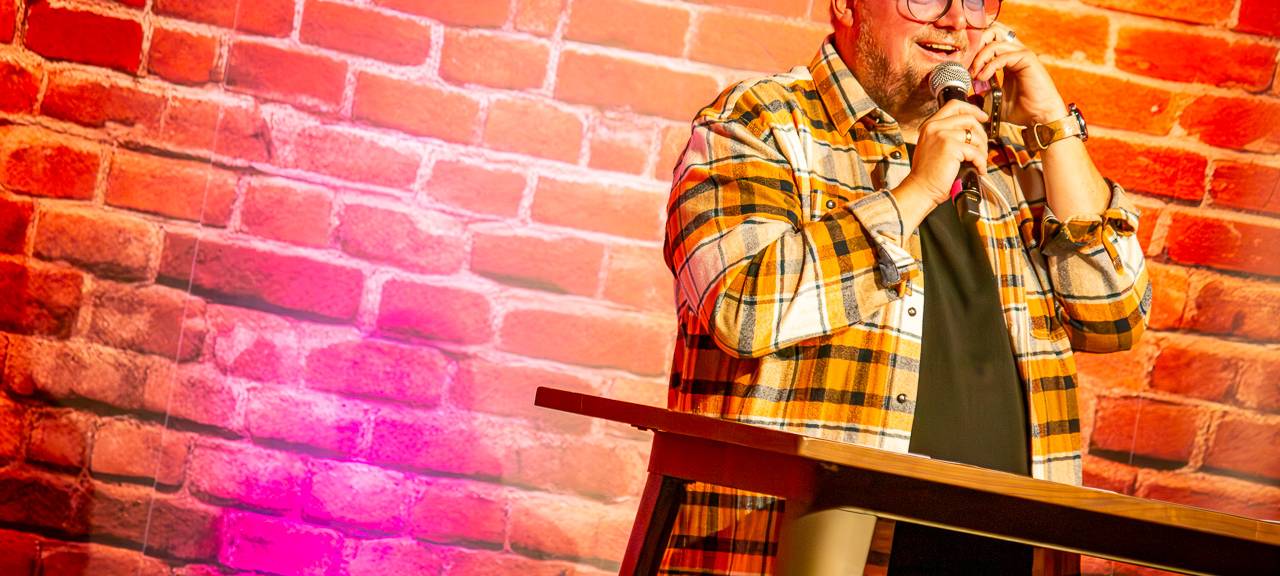 Das Comedy Camp 2025 startete in Unna in der Stadthalle. Auf der Bühne zu sehen: Gastgeber Jürgen Bangert.