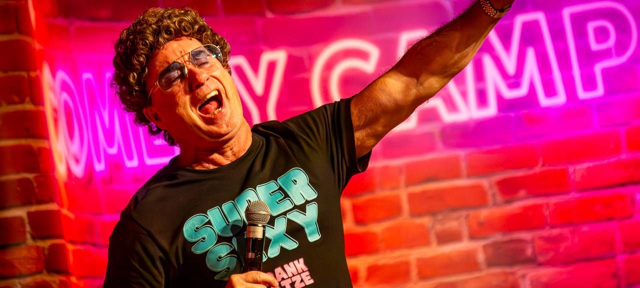 Das Comedy Camp 2025 startete in Unna in der Stadthalle. Auf der Bühne zu sehen: Atze Schröder.