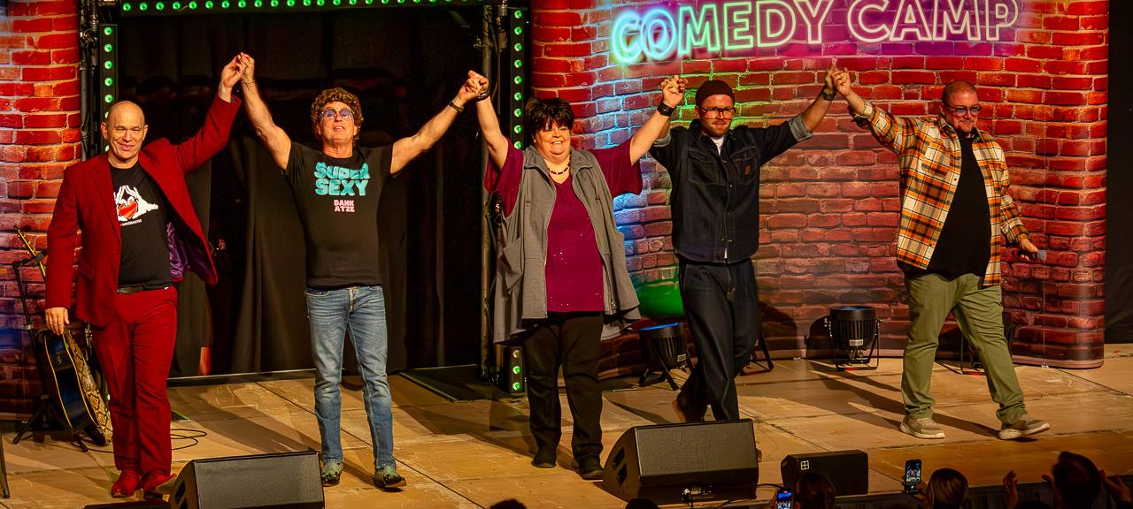 Das Comedy Camp 2025 startete in Unna in der Stadthalle. Auf der Bühne zu sehen die Comedians der Show.