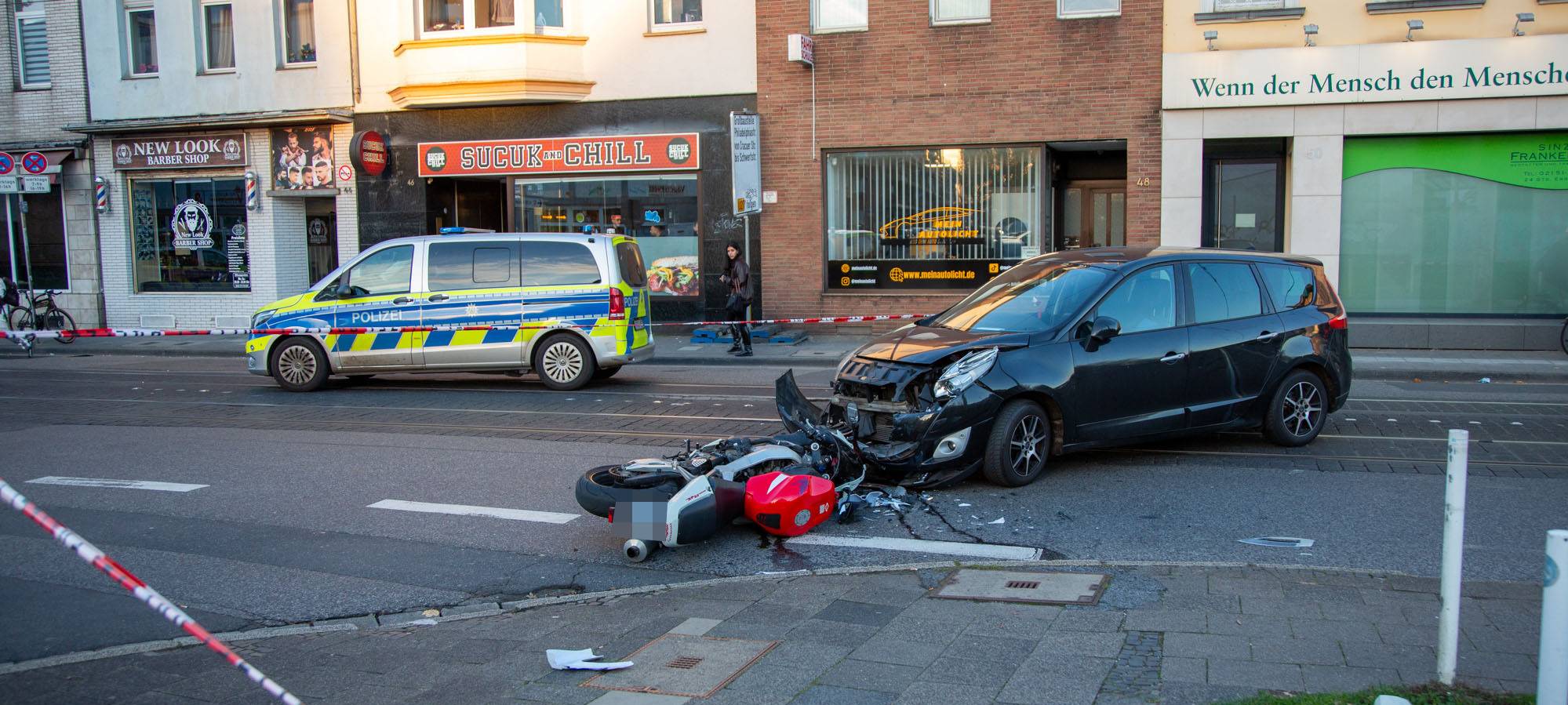 Schwerer Unfall auf Kölner Straße in Krefeld