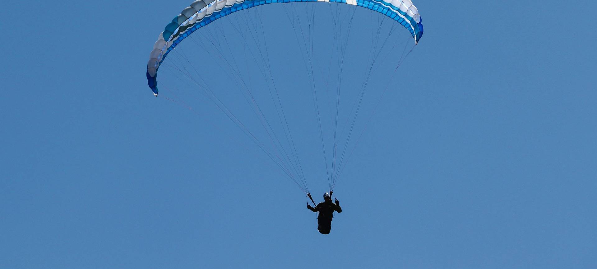 Gleitschirmfliegerin stürzt ab