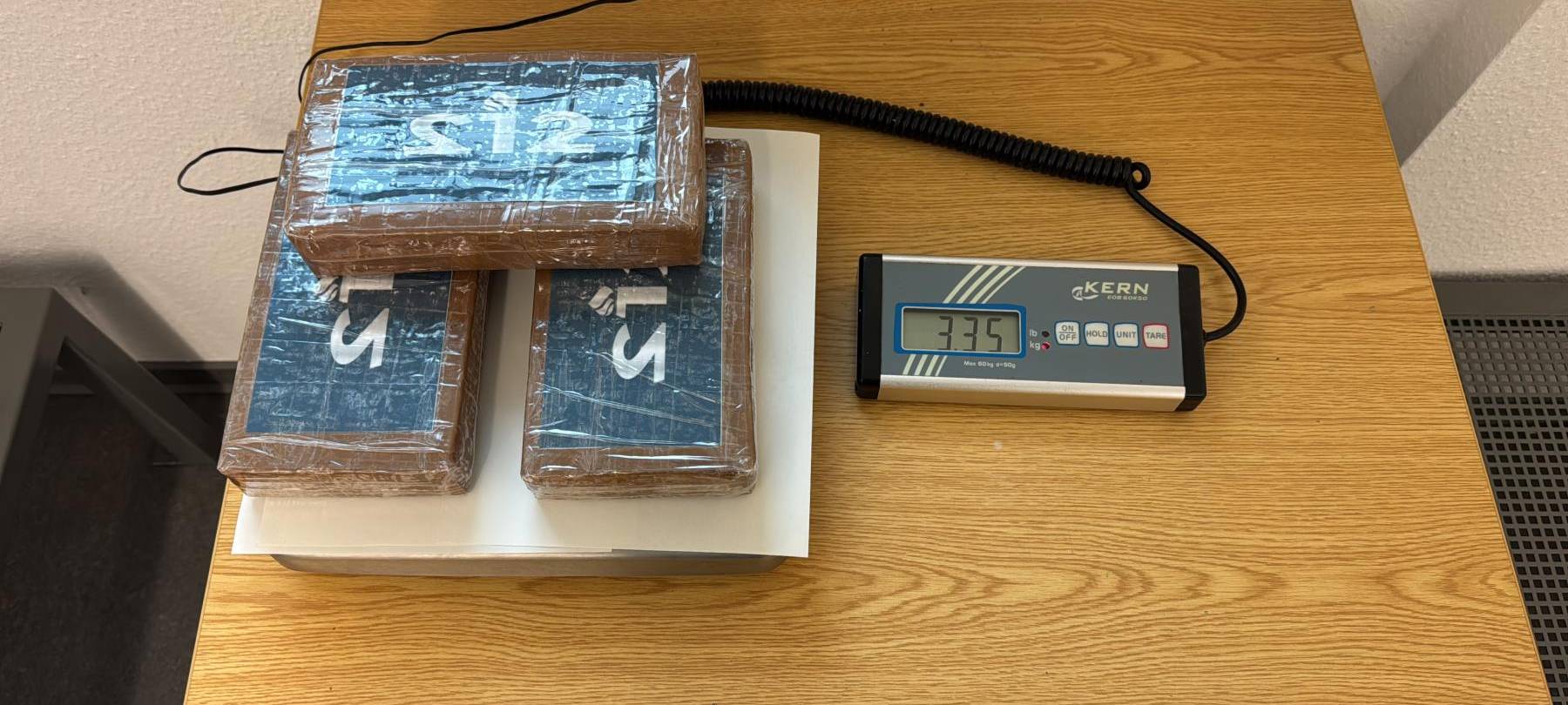 Kokainfund und Festnahme auf A40