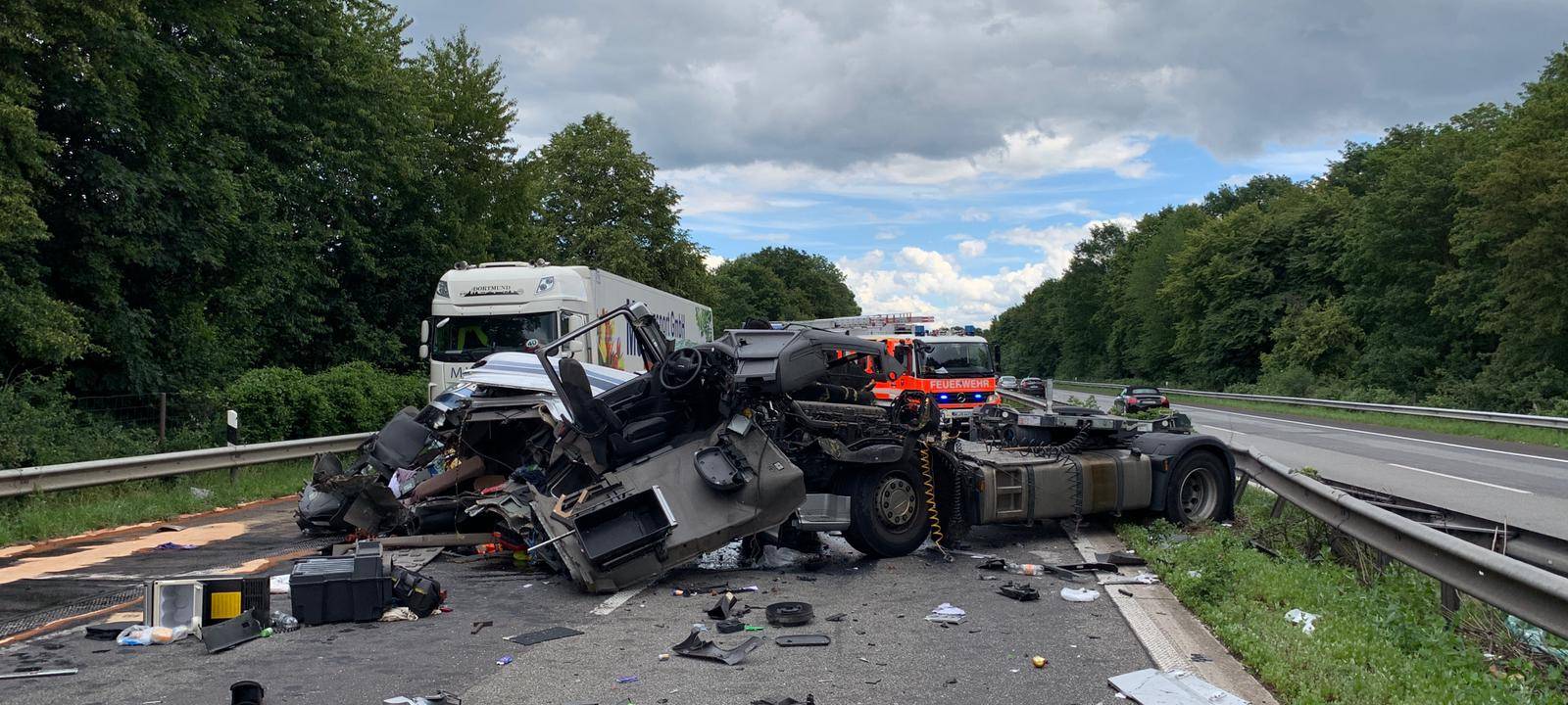 Lkw-Fahrer schwer verletzt