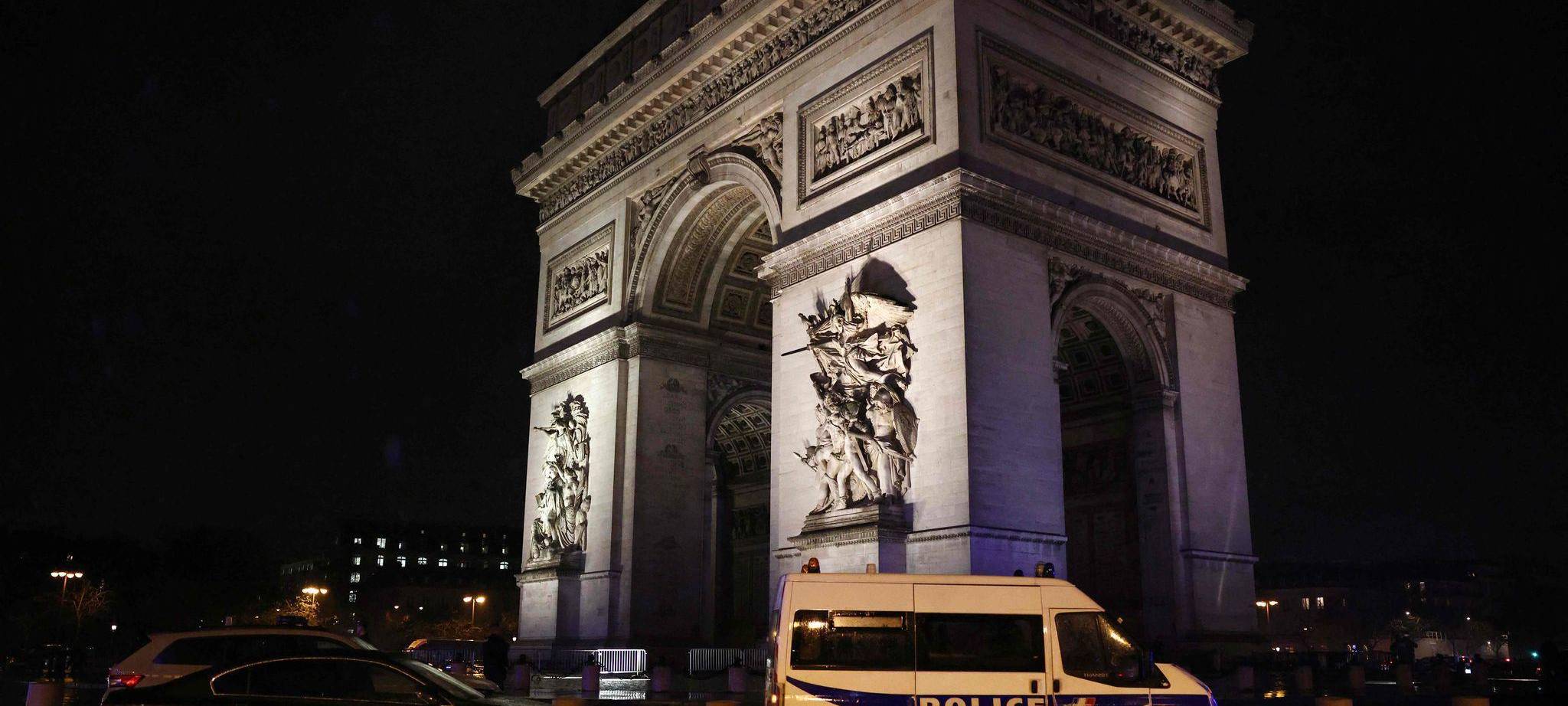 Gendarm am Pariser Triumphbogen angegriffen