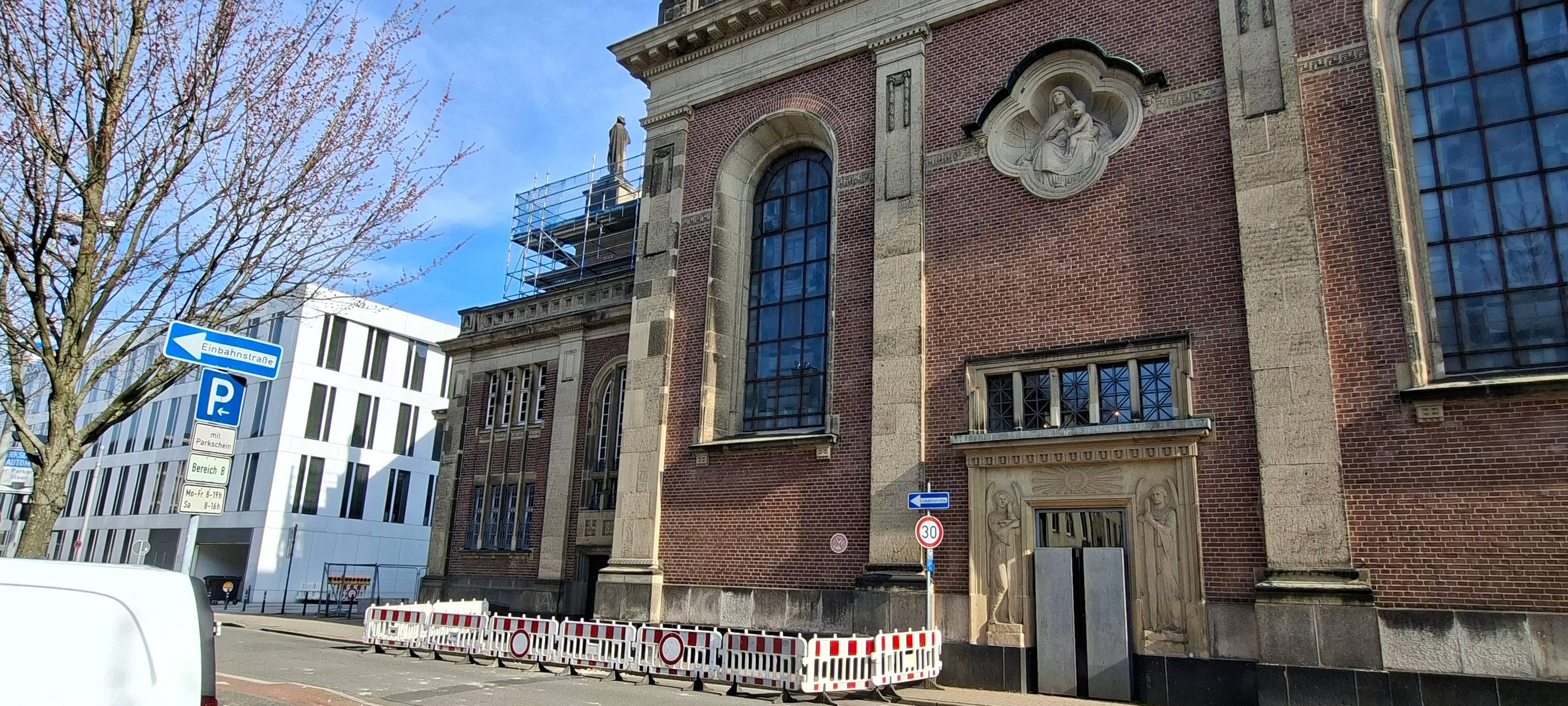 Dionysiuskirche: Statue beschädigt, Straße gesperrt