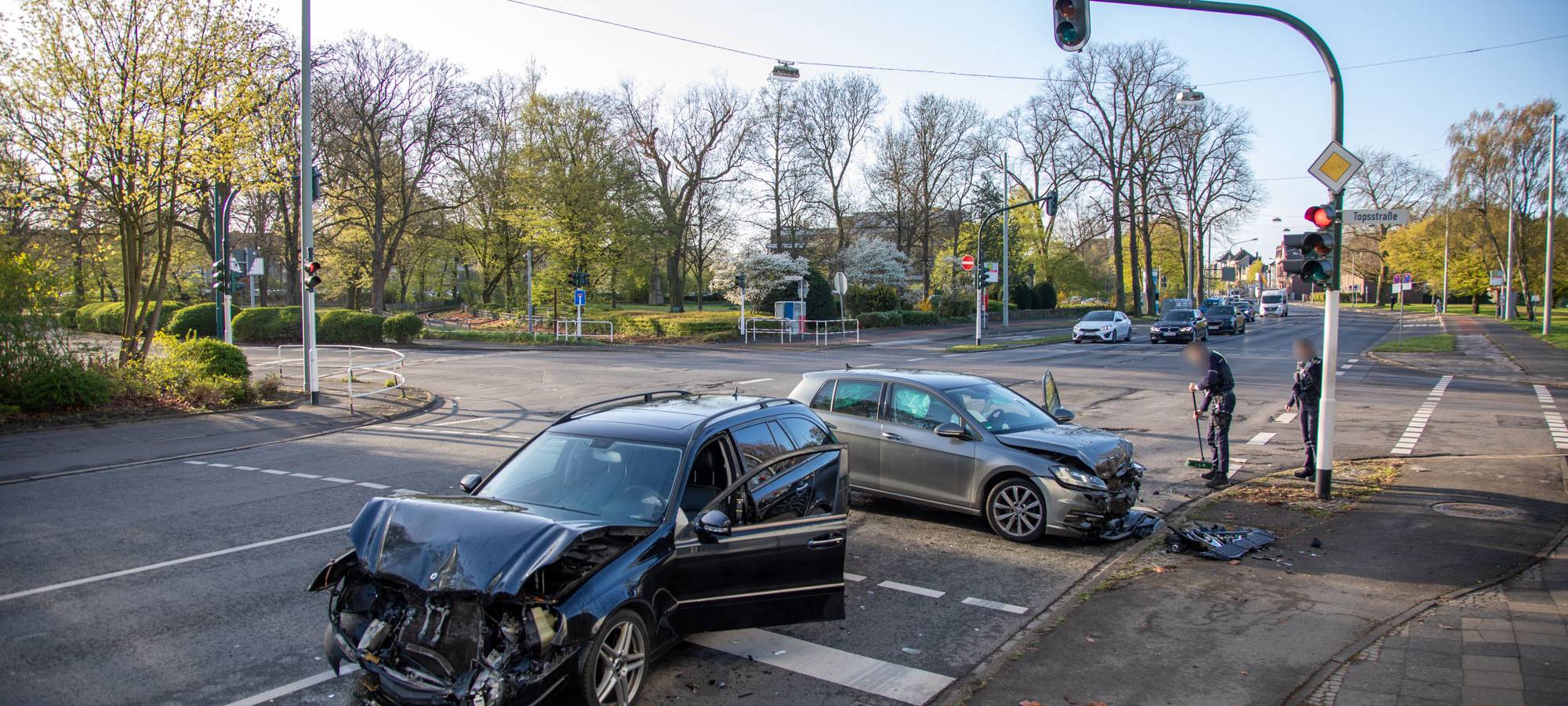 Kreuzungsunfall in Uerdingen: Zwei Verletzte