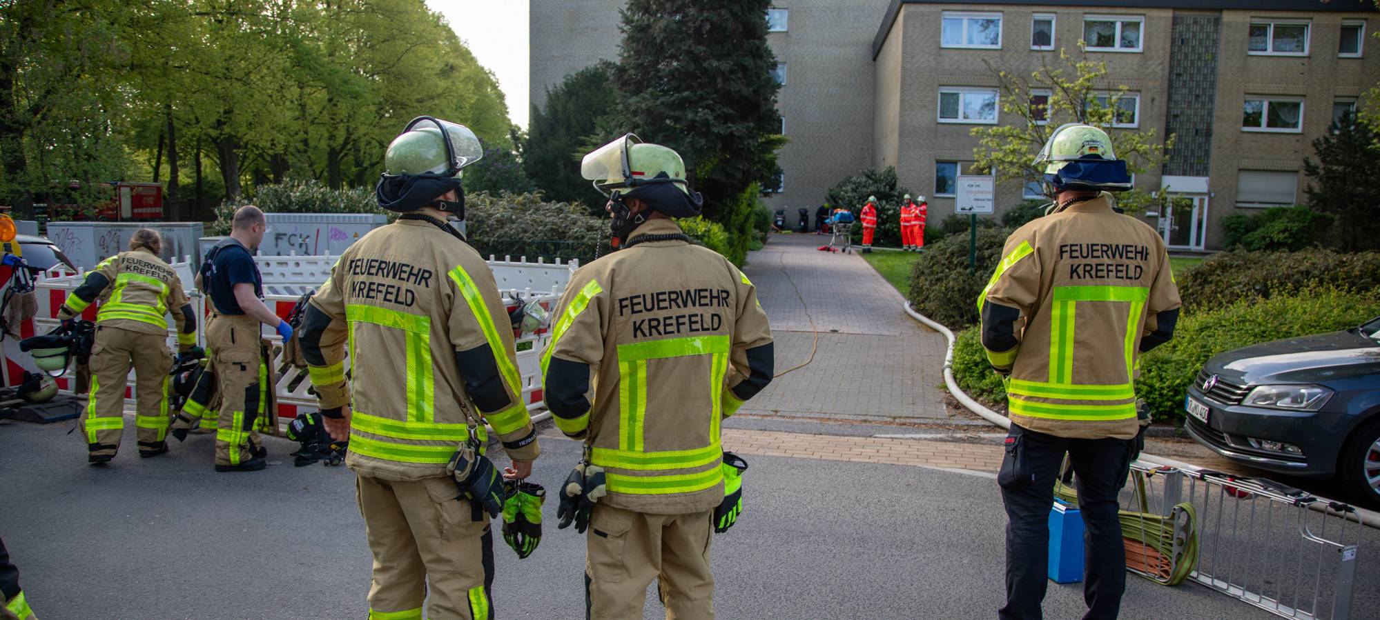 Rauch aus Wohnung in Krefeld: Feuerwehr rettet Mann