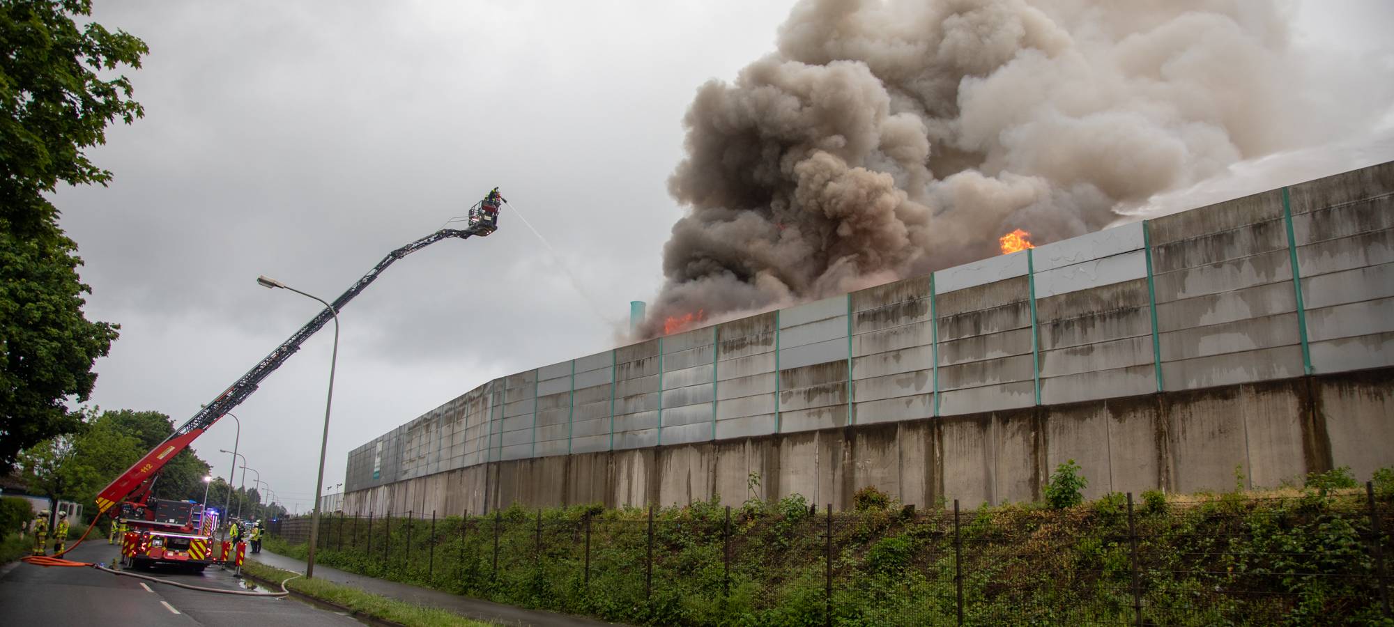 Entwarnung nach Großbrand im Krefelder Hafen