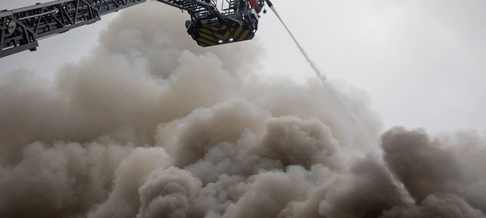 Entwarnung nach Großbrand im Krefelder Hafen