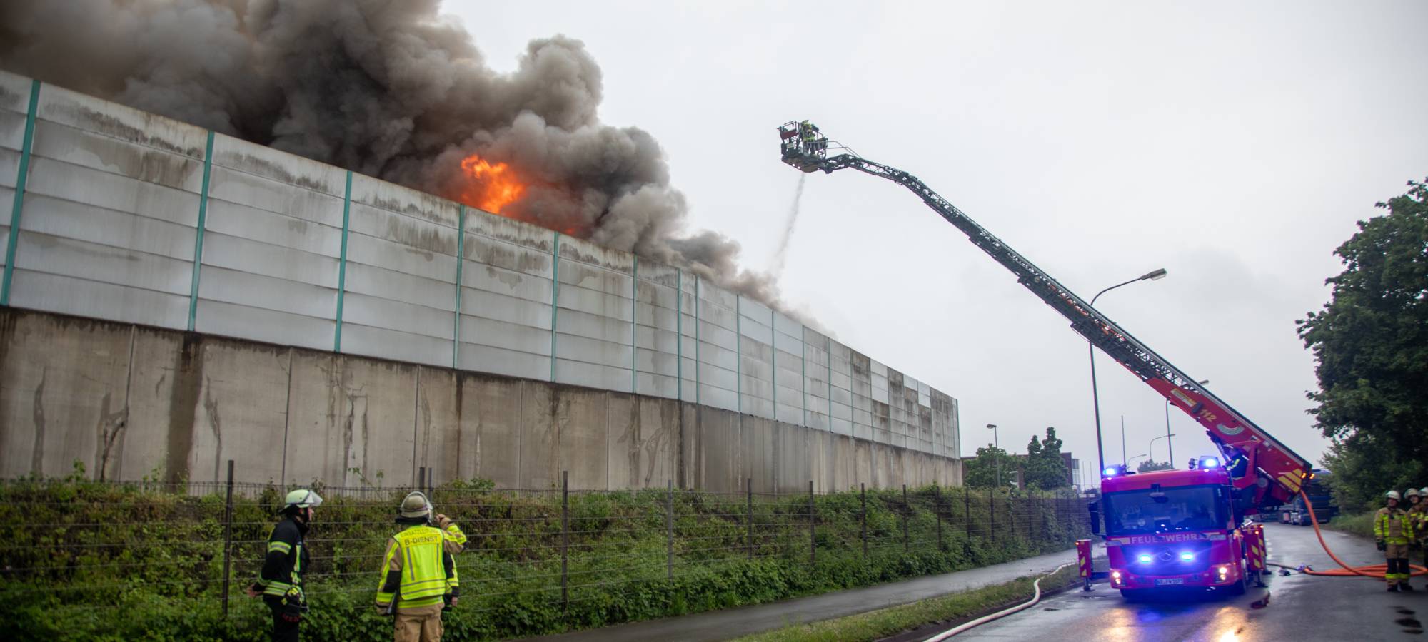 Entwarnung nach Großbrand im Krefelder Hafen