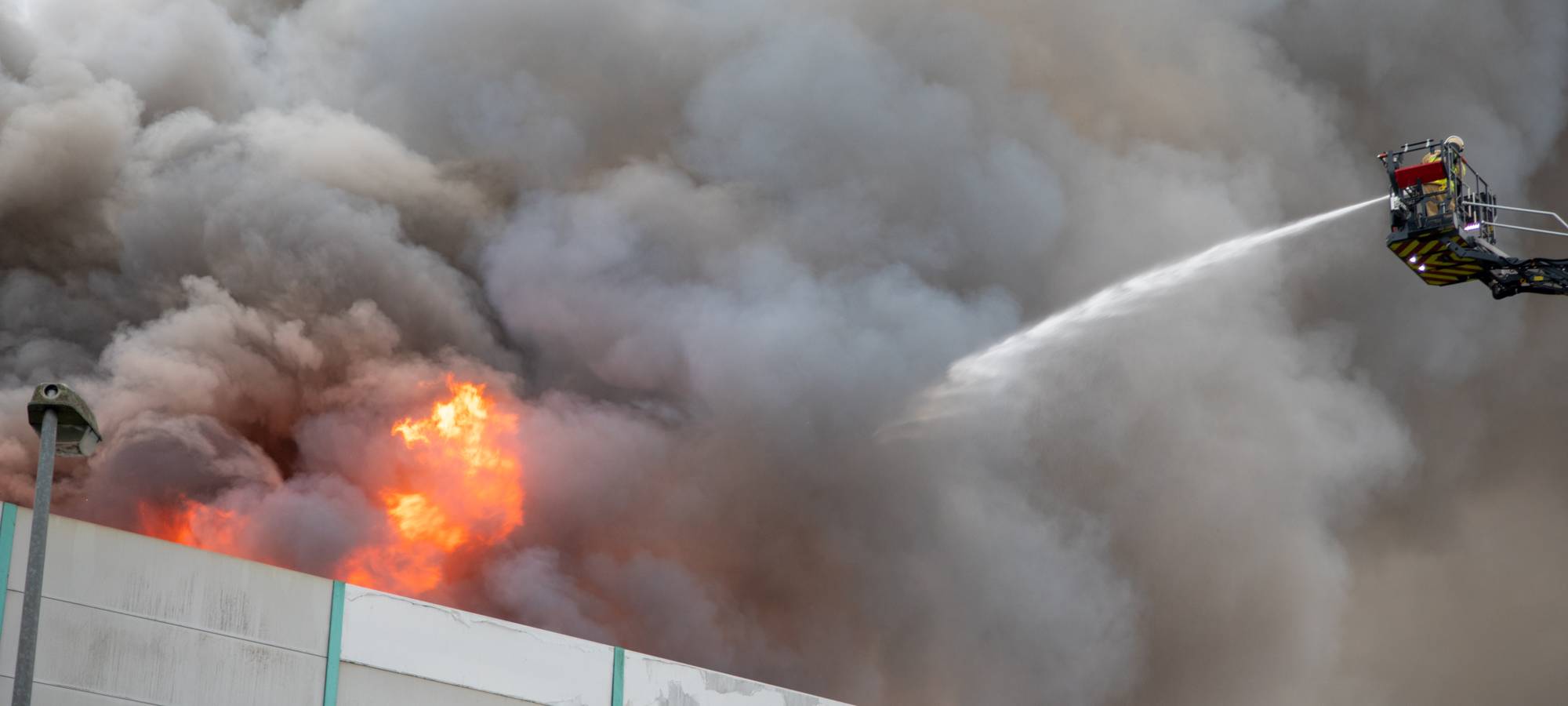 Entwarnung nach Großbrand im Krefelder Hafen