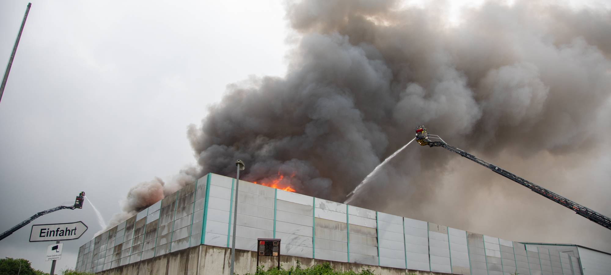 Entwarnung nach Großbrand im Krefelder Hafen