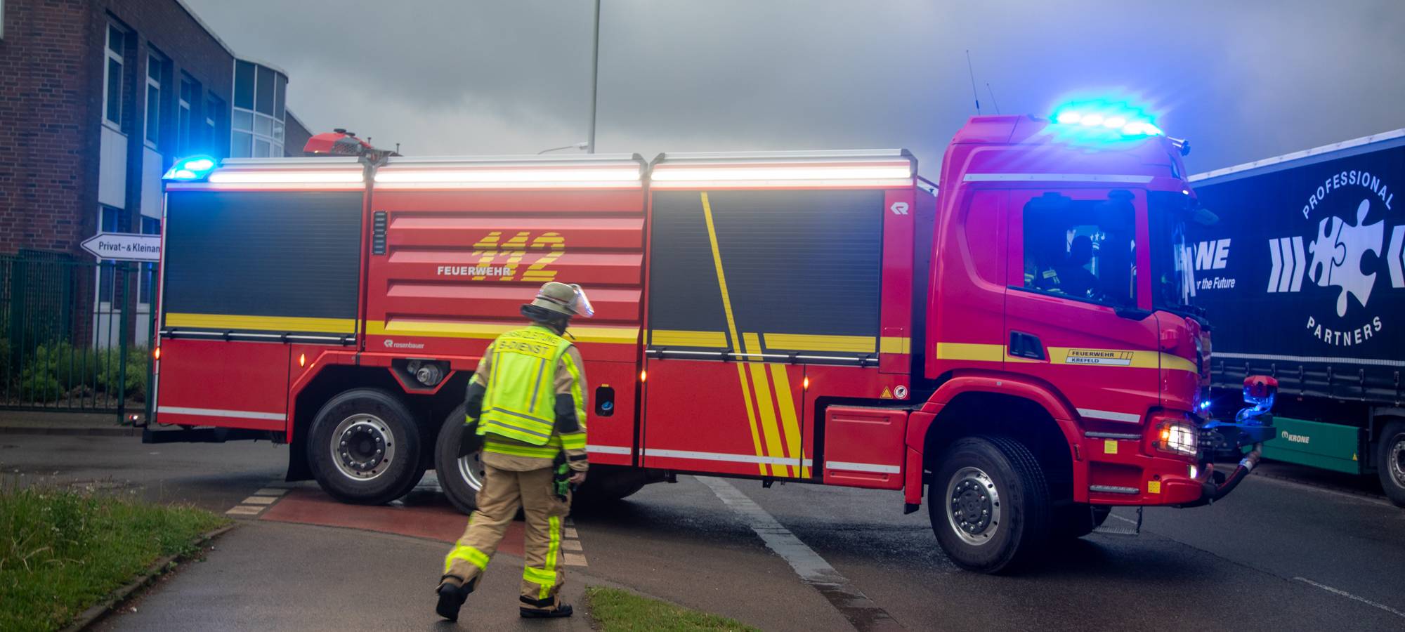 Entwarnung nach Großbrand im Krefelder Hafen