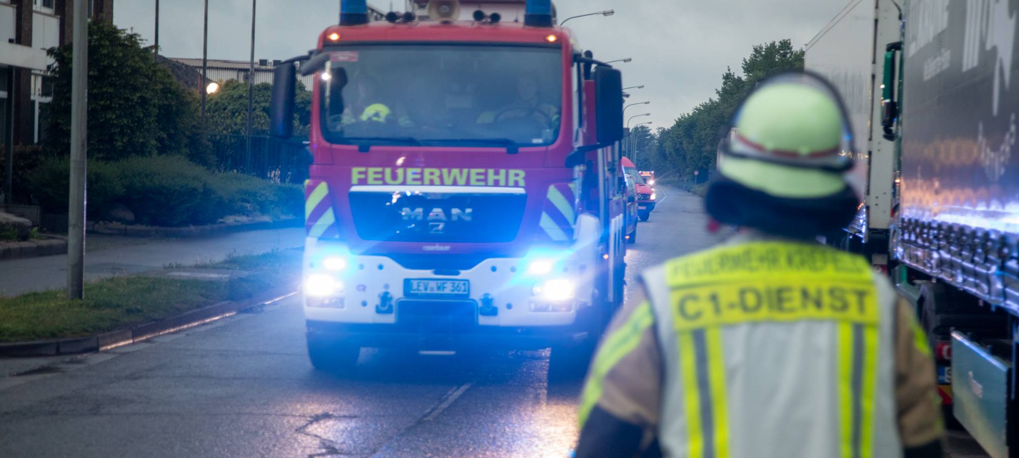 Entwarnung nach Großbrand im Krefelder Hafen