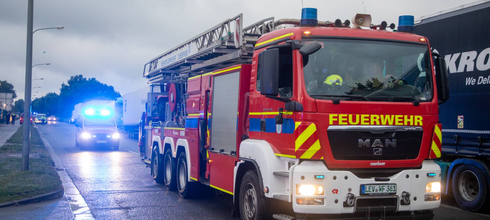 Entwarnung nach Großbrand im Krefelder Hafen