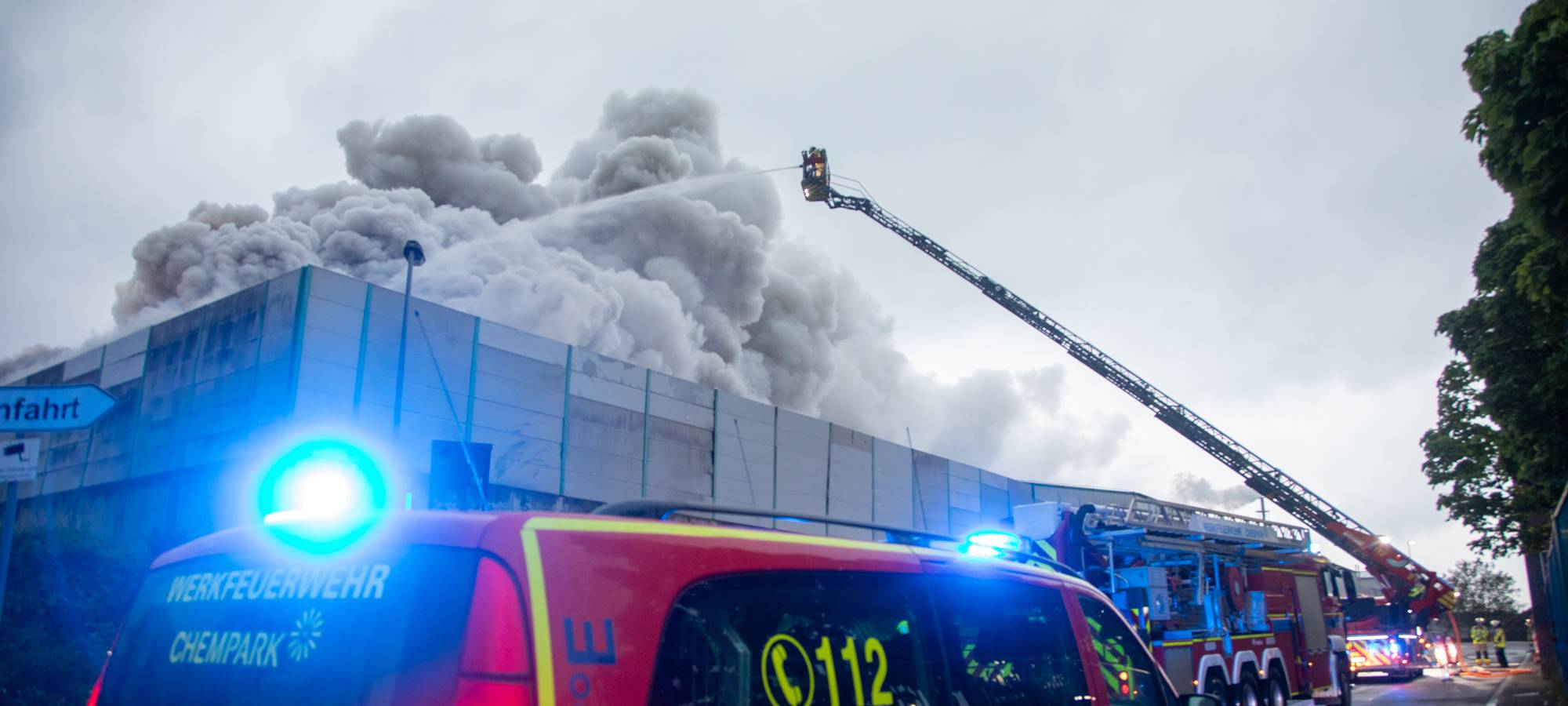 Entwarnung nach Großbrand im Krefelder Hafen
