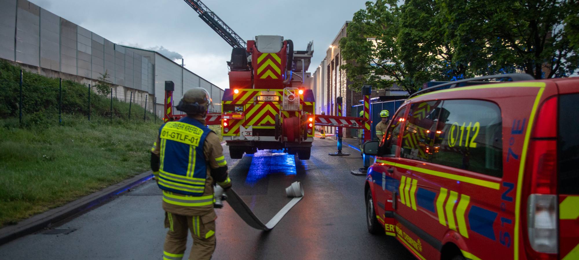 Entwarnung nach Großbrand im Krefelder Hafen