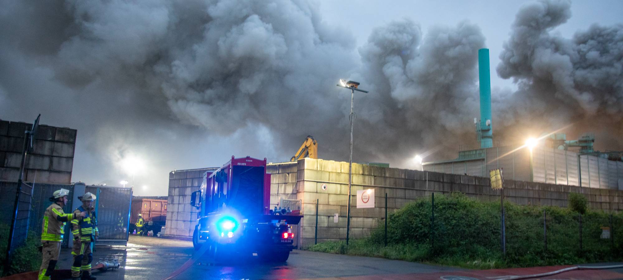 Entwarnung nach Großbrand im Krefelder Hafen