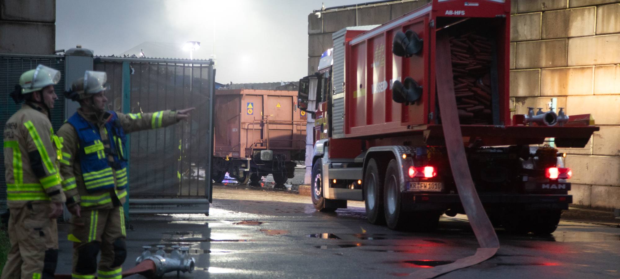 Entwarnung nach Großbrand im Krefelder Hafen