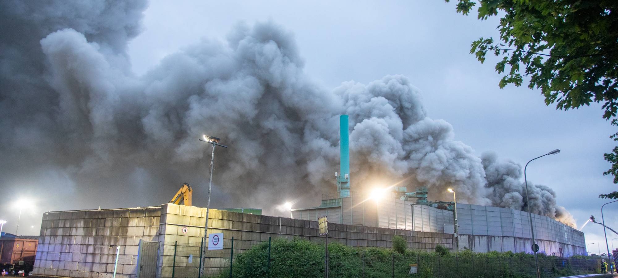 Entwarnung nach Großbrand im Krefelder Hafen