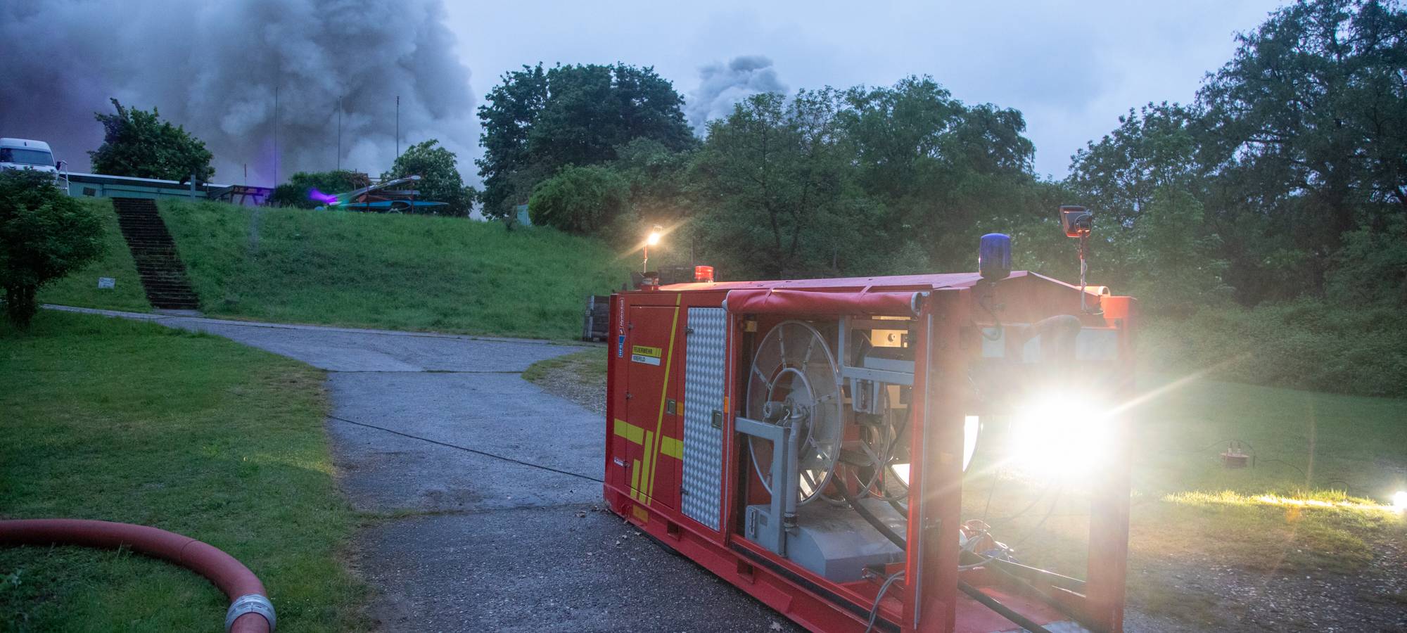Entwarnung nach Großbrand im Krefelder Hafen