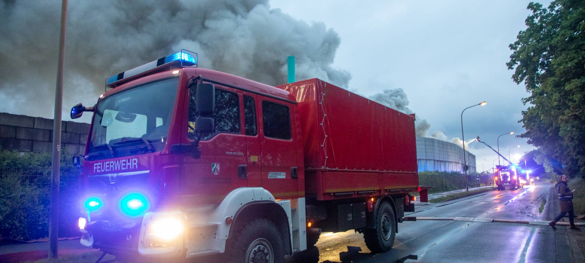 Entwarnung nach Großbrand im Krefelder Hafen