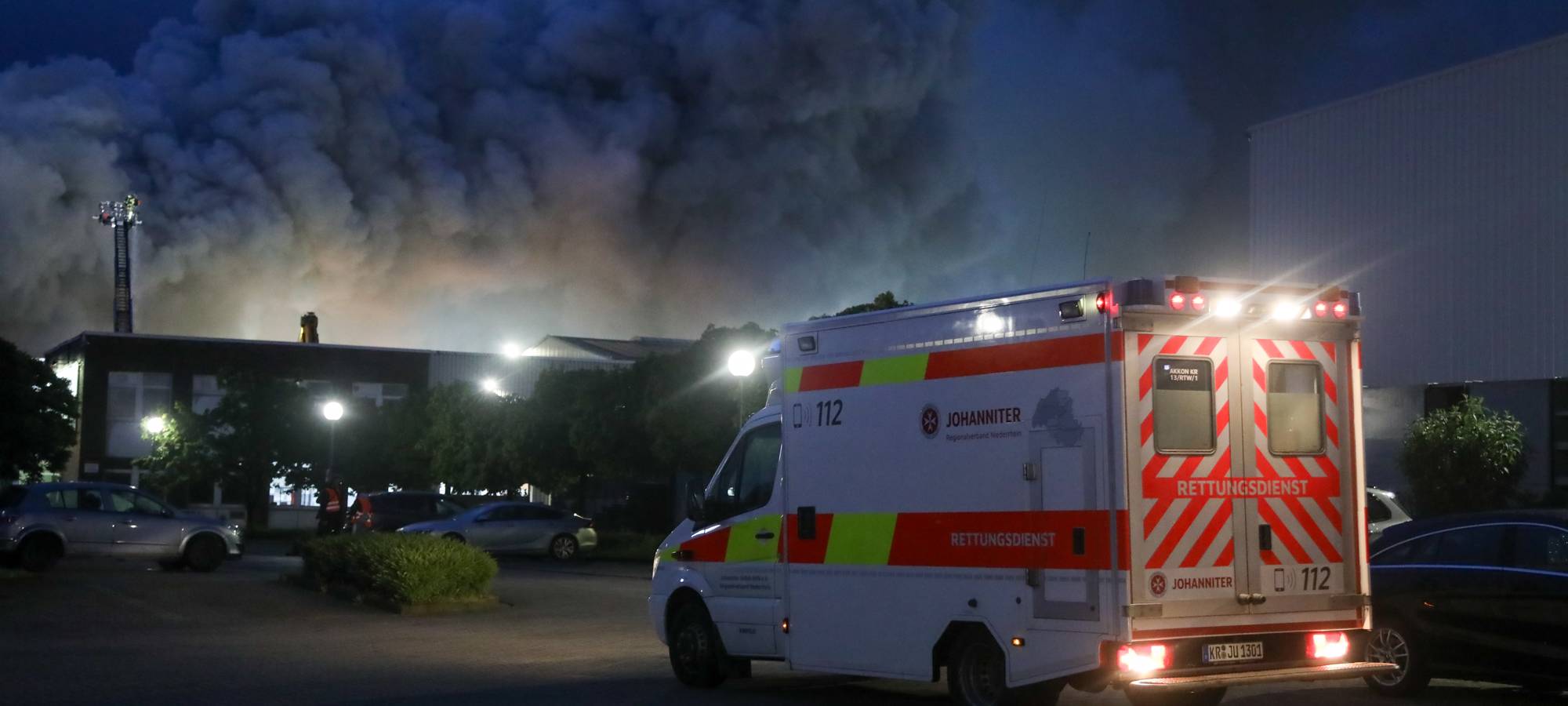 Entwarnung nach Großbrand im Krefelder Hafen