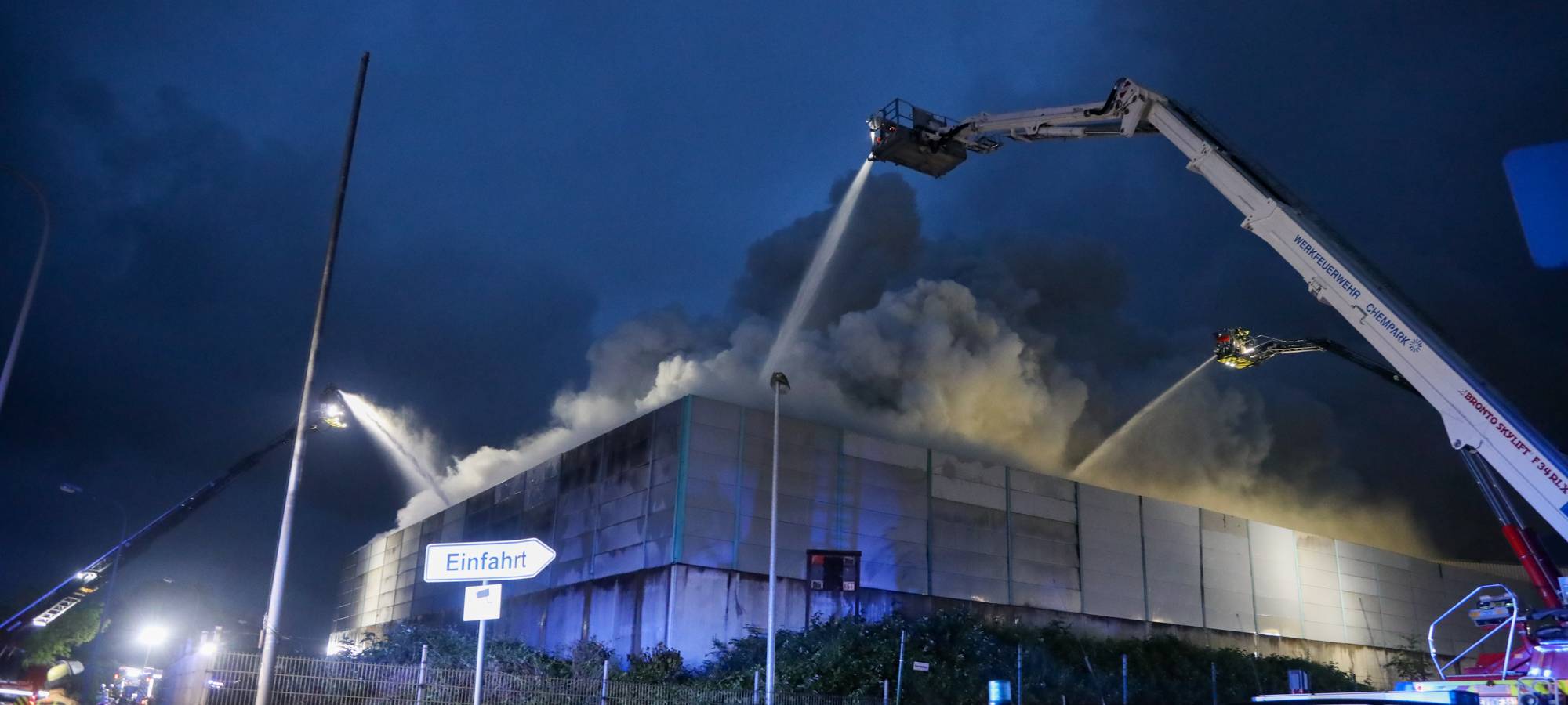 Entwarnung nach Großbrand im Krefelder Hafen