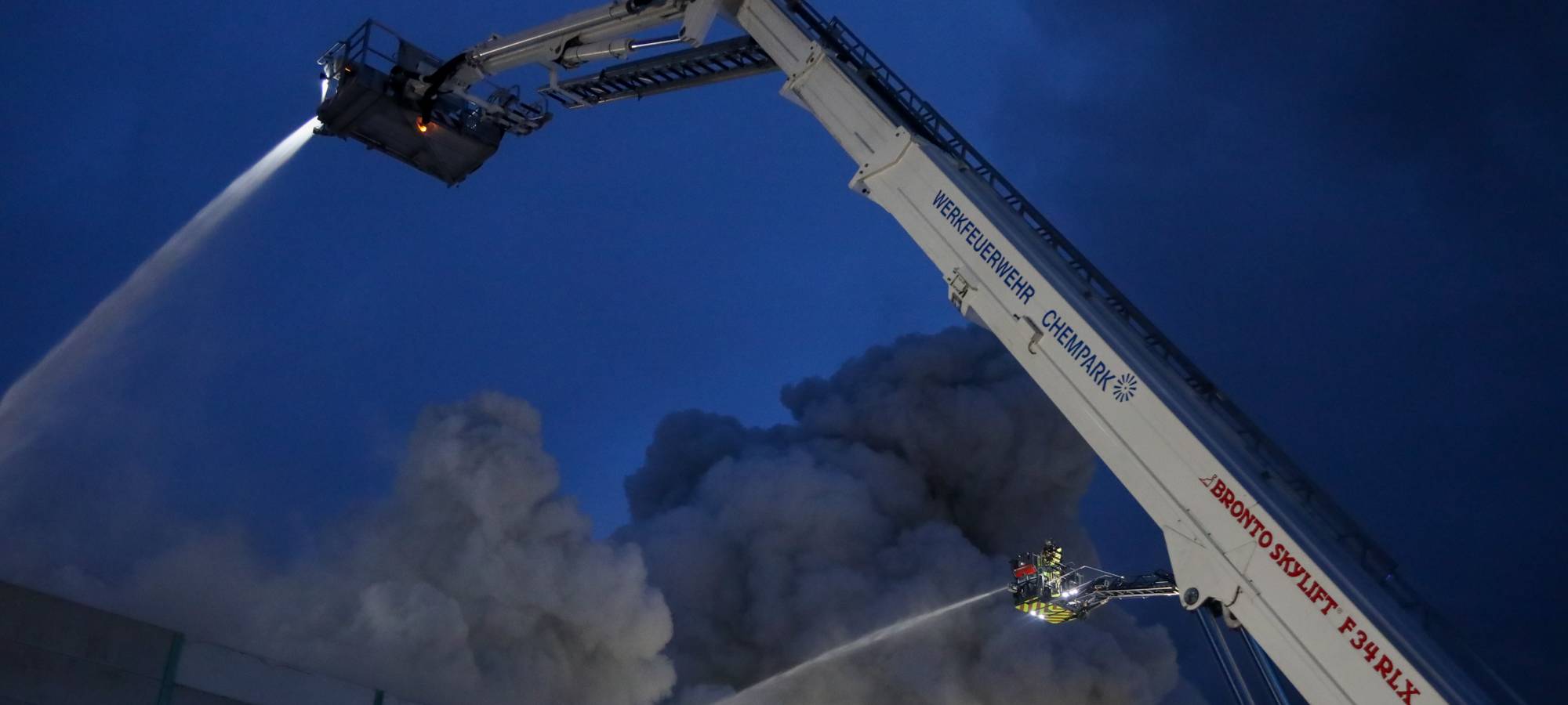 Entwarnung nach Großbrand im Krefelder Hafen