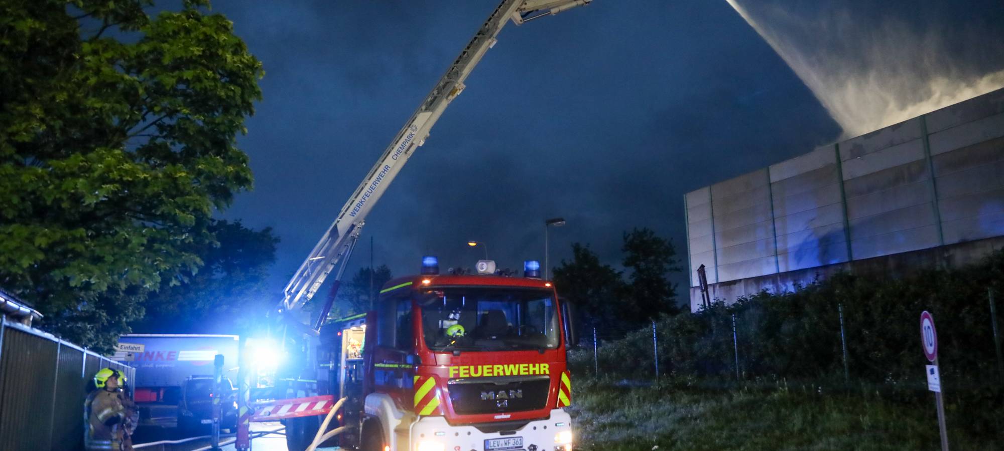 Entwarnung nach Großbrand im Krefelder Hafen