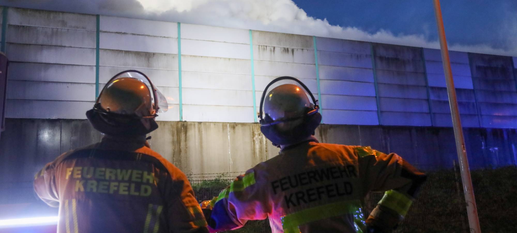 Entwarnung nach Großbrand im Krefelder Hafen
