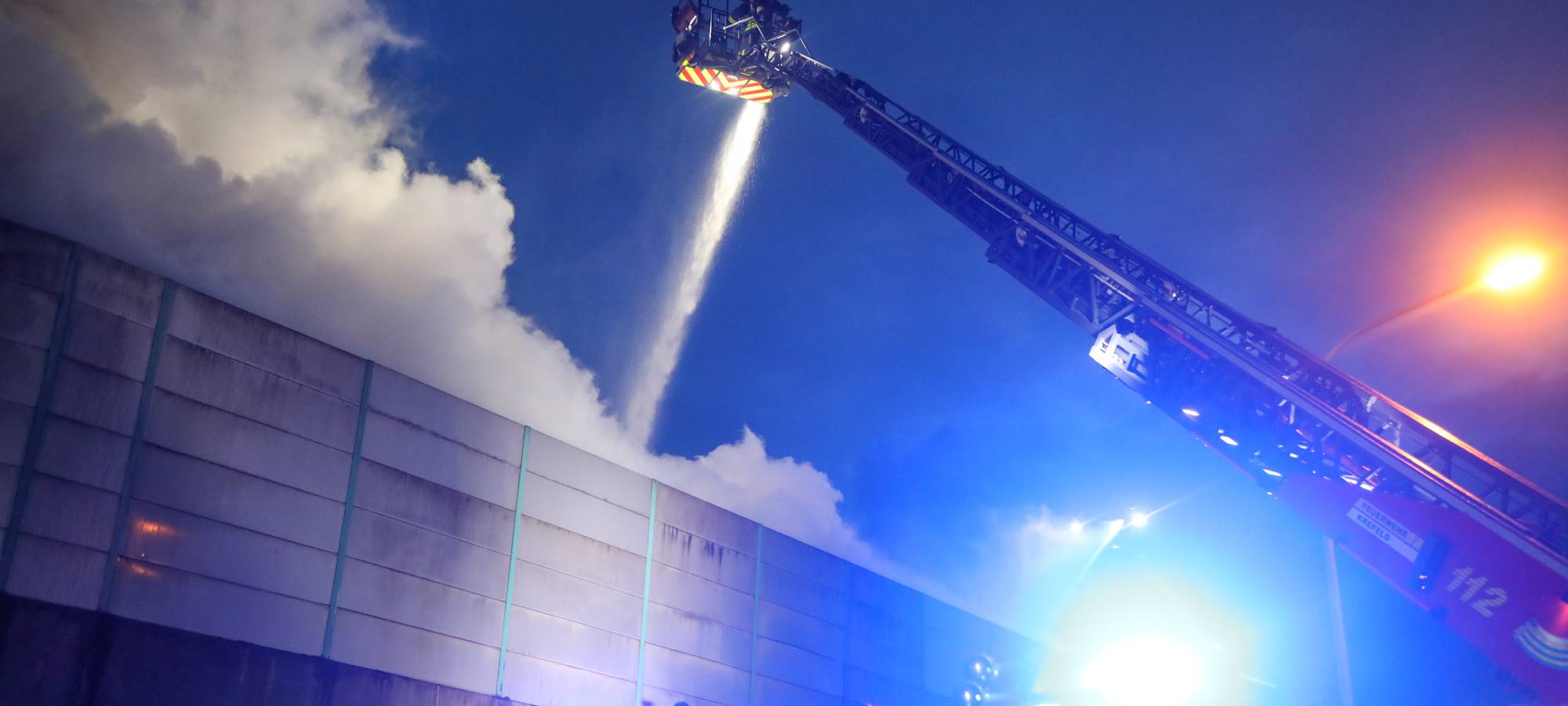 Entwarnung nach Großbrand im Krefelder Hafen