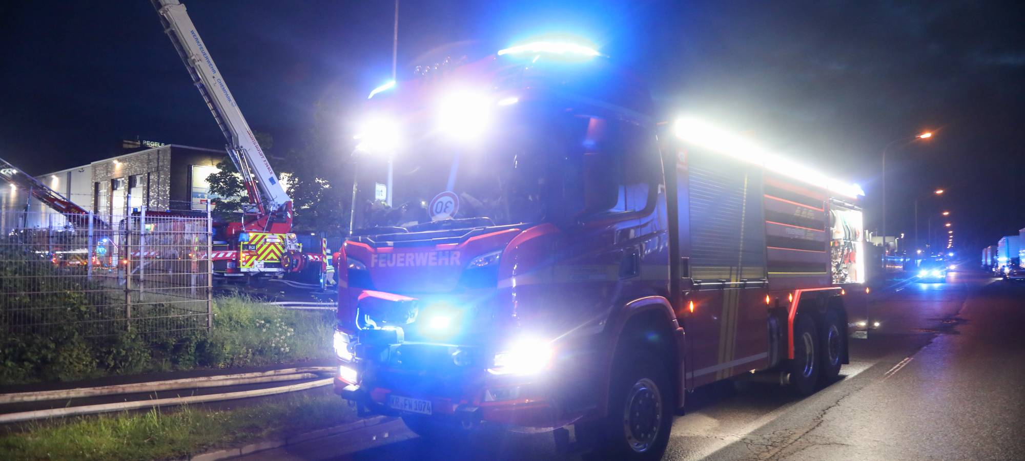 Entwarnung nach Großbrand im Krefelder Hafen