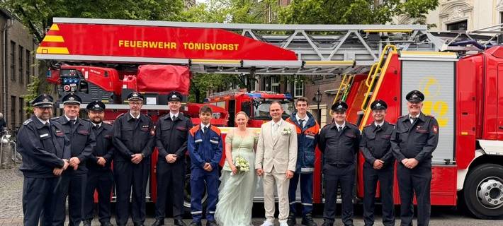 Feuerwehr Tönisvorst: Brautpaar mit einer Abordnung der Feierwehr