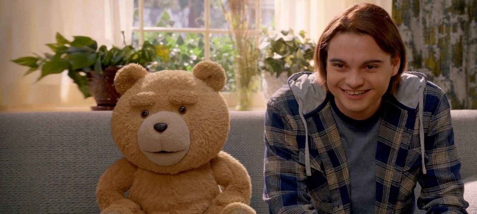 Ted und John zocken Videospiele.