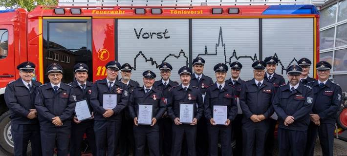 Feuerwehr Tönisvorst: Beim "Tag der Ehrungen" der Feuerwehr Tönisvorst standen langjährige Verdienste, die Überstellung verdienter Kameraden in die Ehrenabteilung sowie die Auszeichnung des Feuerwehrnachwuchses im Mittelpunkt.