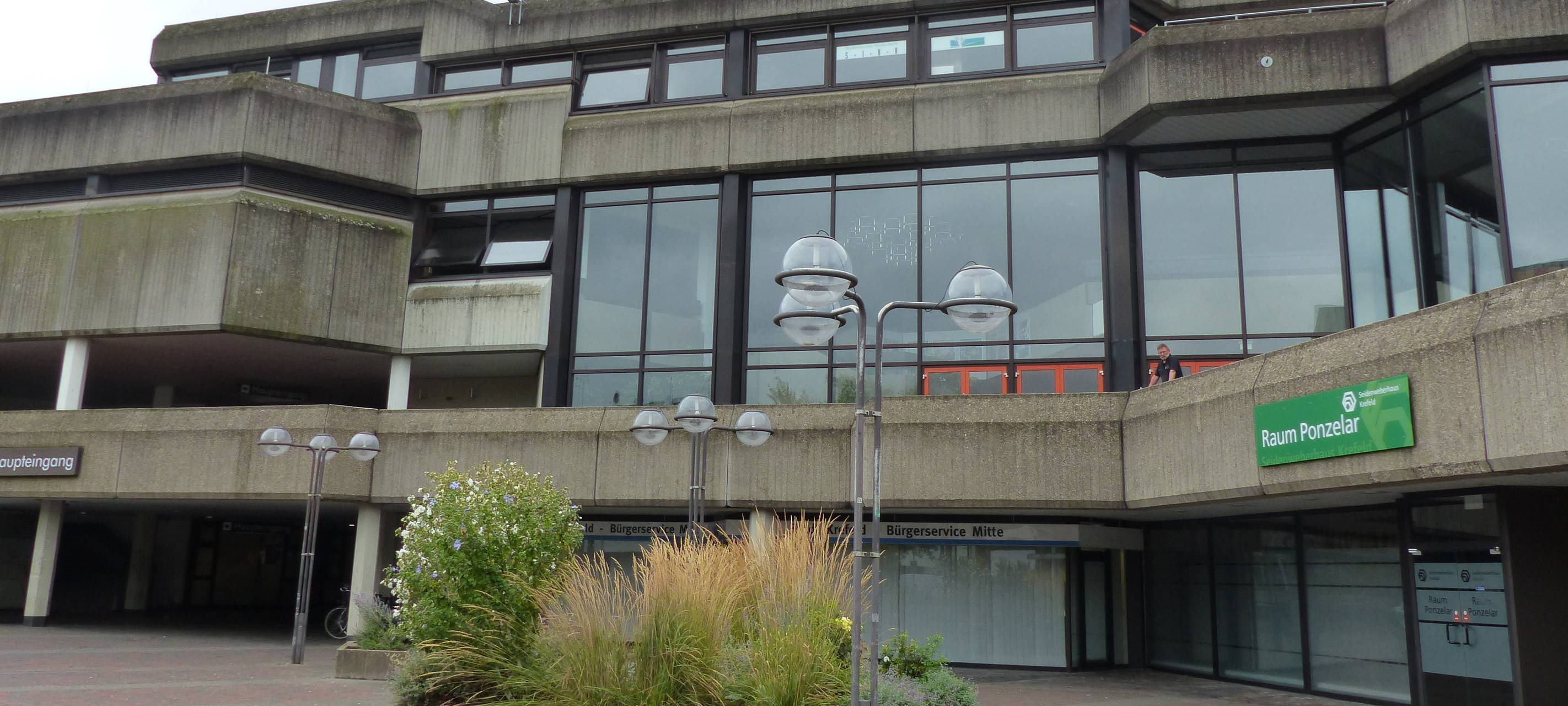 Kundgebung zum Thema Wohnraum am Seidenweberhaus