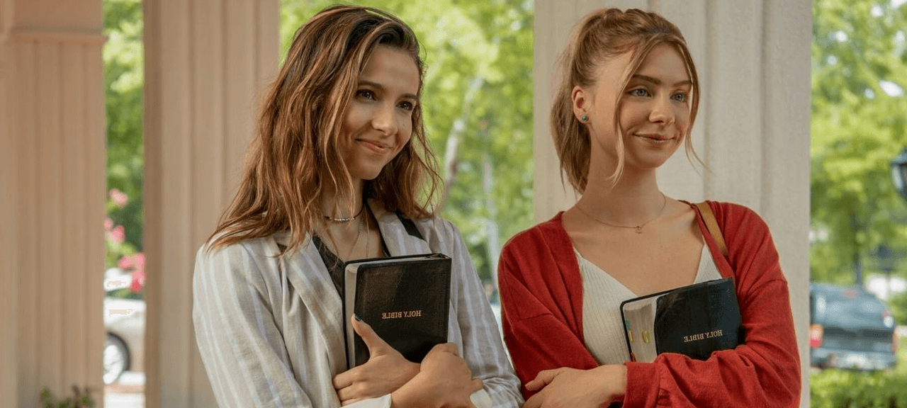 Als Studentinnen kommen sie harmlos rüber.