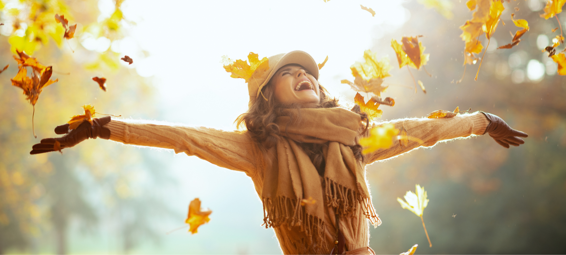 Fit durch den Herbst - glückliche Frau im Wald