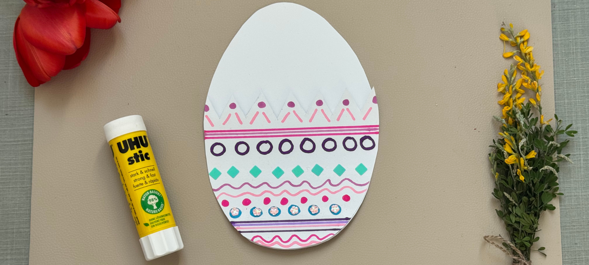 8. nun den unteren Teil von Ei Nr.1 auf den Klebestreifen anbringen